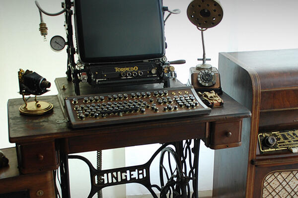 Lassmiranja - Own work CC BY-SA 3.0 Steampunk computer